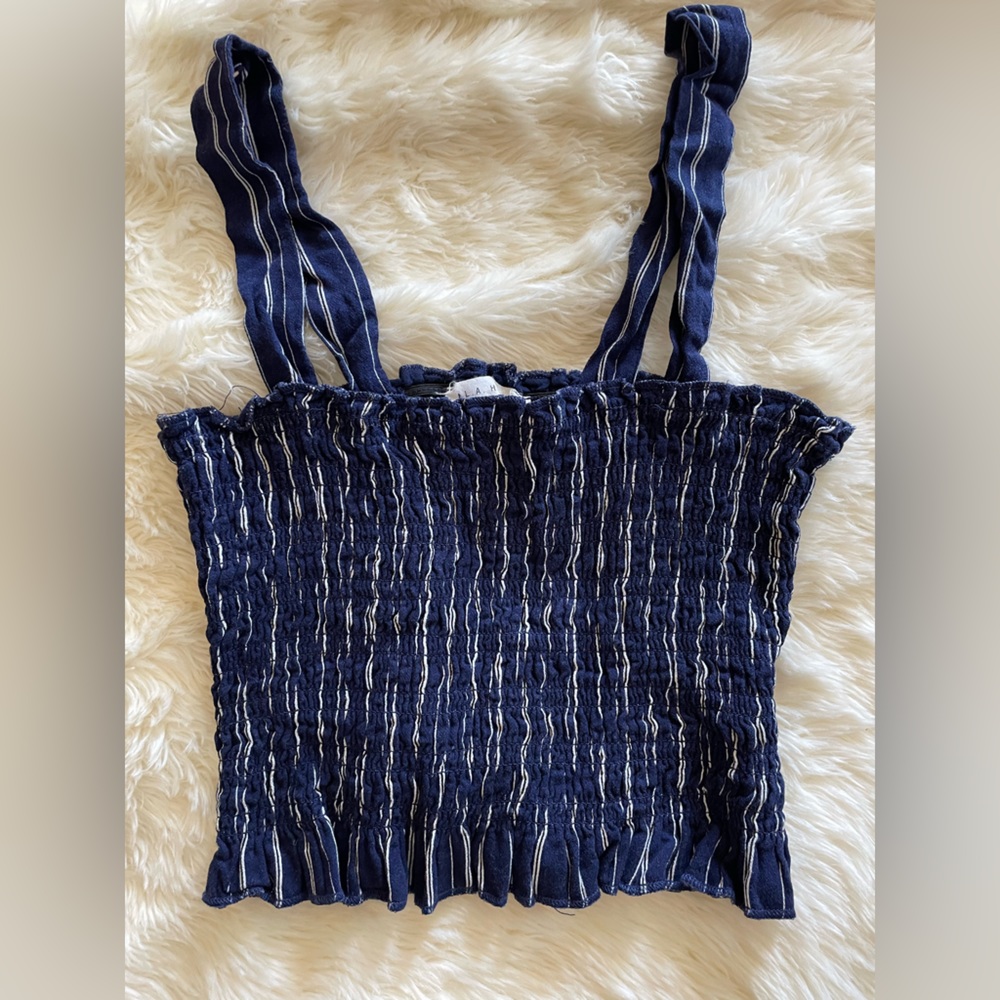 🪷 4/$24 Navy/white seersucker crop tank size XS